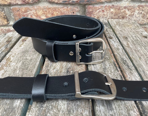 Plain leather belt with nickel plated steel buckle. 30mm wide choice of colour 685B