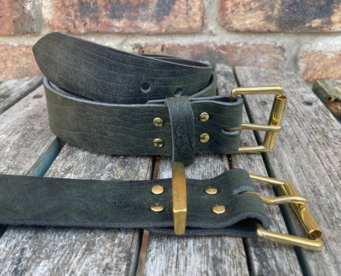 Green crocodile skin look buffalo leather belt & solid brass roller buckle. Choice of width