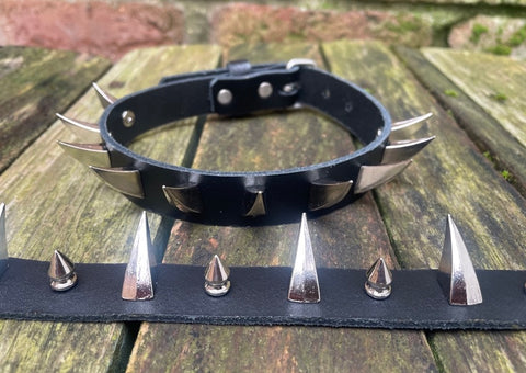 Claw spike leather choker approx 19mm wide. Choice of spikes and 13 colours.