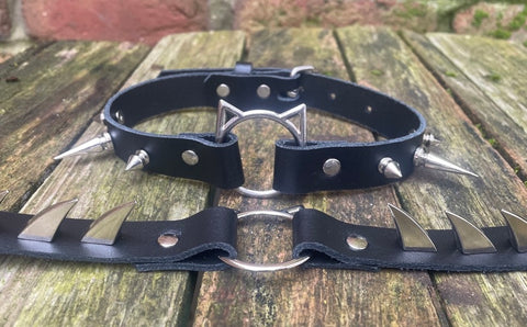 Spiked cat head ring leather choker approx 19mm wide. Choice of 13 colours and spike size.