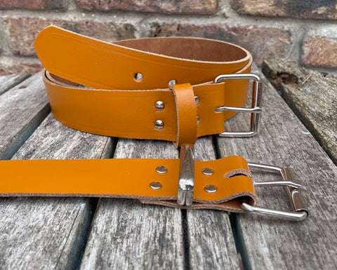 London tan plain leather belt with nickel plated steel roller buckle. Choice of width.