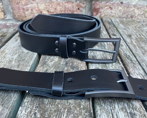Plain leather belt with gunmetal buckle. 30mm wide choice of colour Z6724